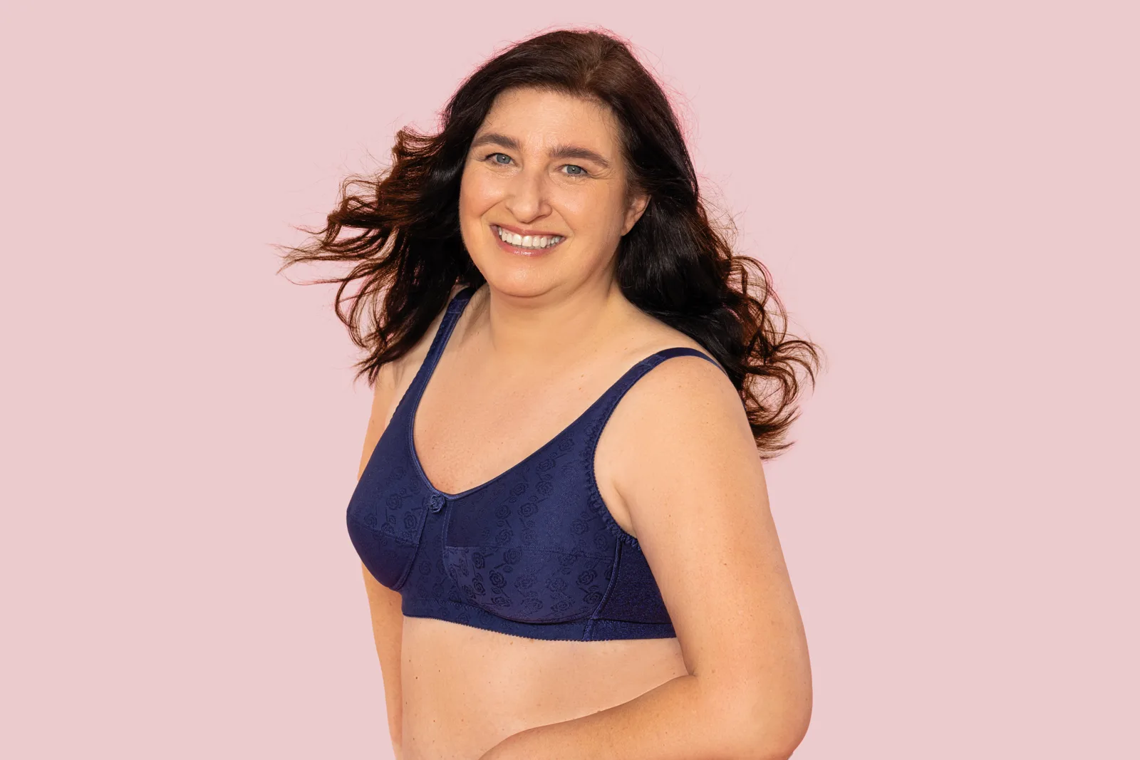 Donna sorridente con reggiseno post-mastectomia American Breast Care